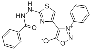 CAS 登录号：155811-65-7， N-[[4-(2-氧代-4-苯基-5H-1,2,4-恶二唑-2-鎓-3-基)-1,3-噻唑-2-基]亚氨基]苯甲酰胺